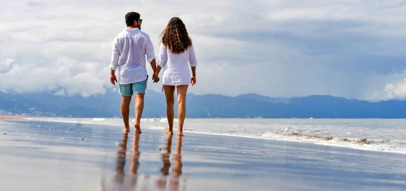 Couple on minimoon Enjoy a romantic and luxurious minimoon