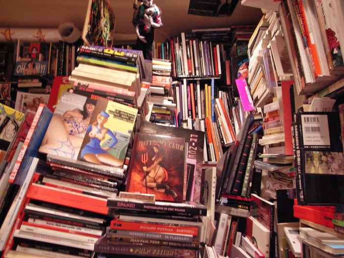 Un Regard Moderne Bookstore, 10 Rue G&icirc;t-le-Coeur, Paris